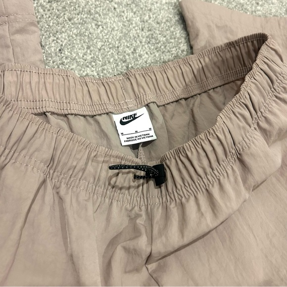 Nike Sportswear Essential Women's High-Rise Woven Cargo Pants (NWOT) - Picture 4 of 10